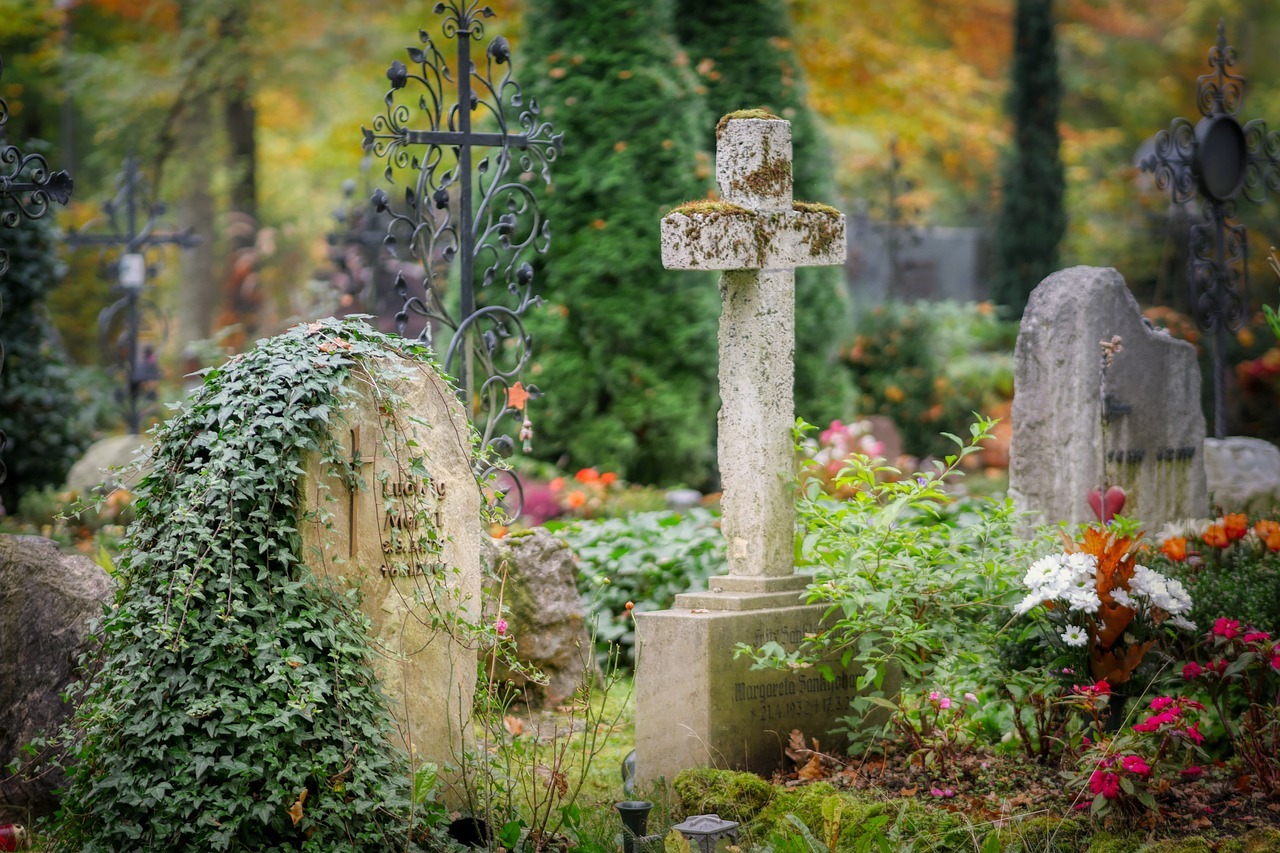 Friedhof mit Ansicht von Gräbern Friedhof mit Ansicht von Gräbern