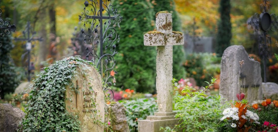 Friedhof mit Ansicht von Gräbern Friedhof mit Ansicht von Gräbern