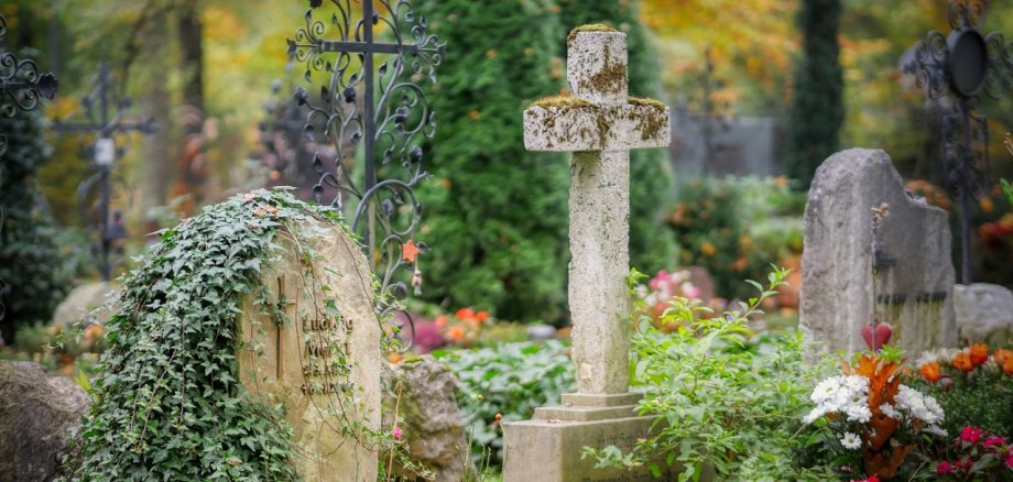 Friedhof mit Ansicht von Gräbern Friedhof mit Ansicht von Gräbern