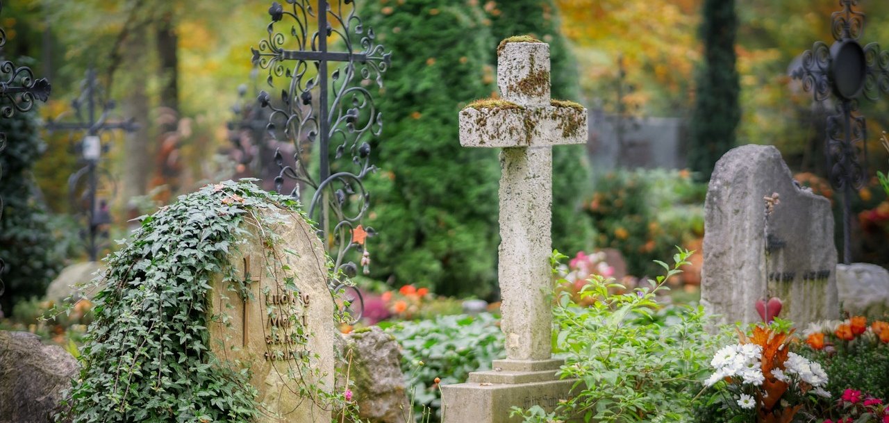 Friedhof mit Ansicht von Gräbern Friedhof mit Ansicht von Gräbern