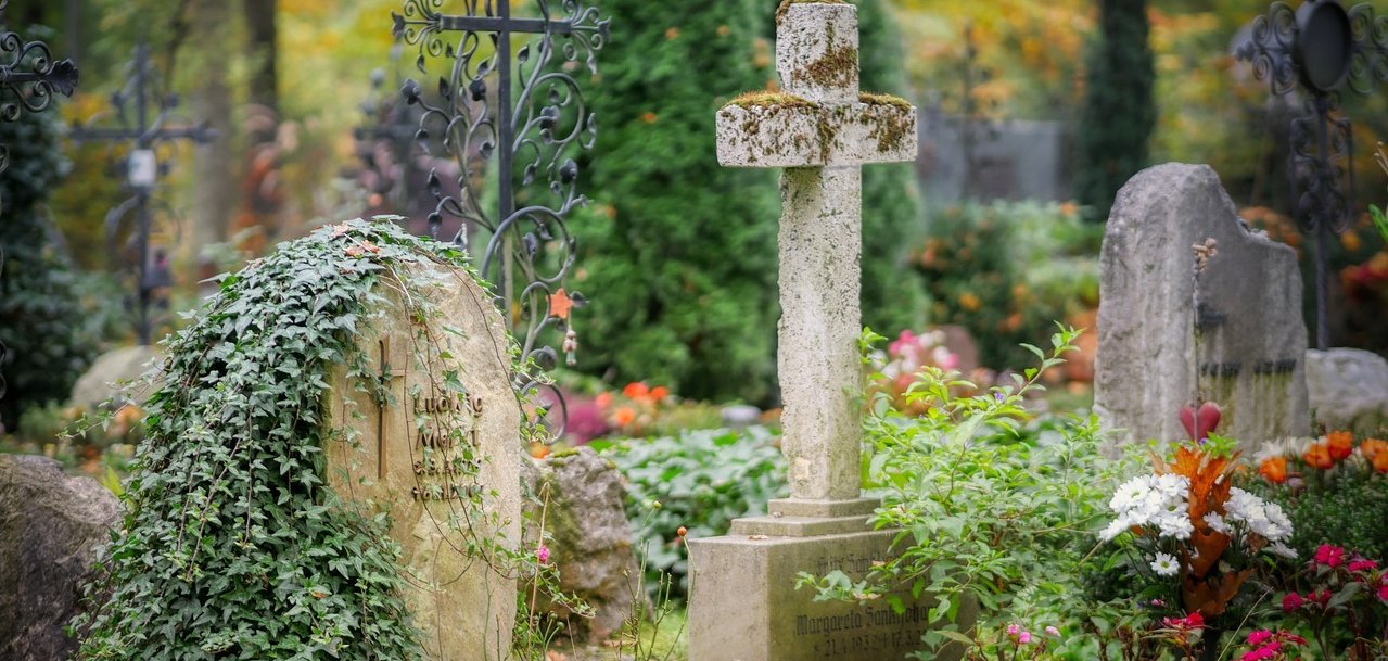 Friedhof mit Ansicht von Gräbern