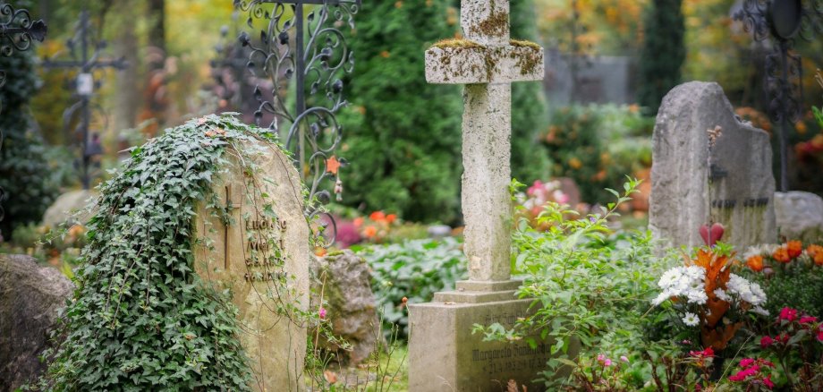Friedhof mit Grabsteinen