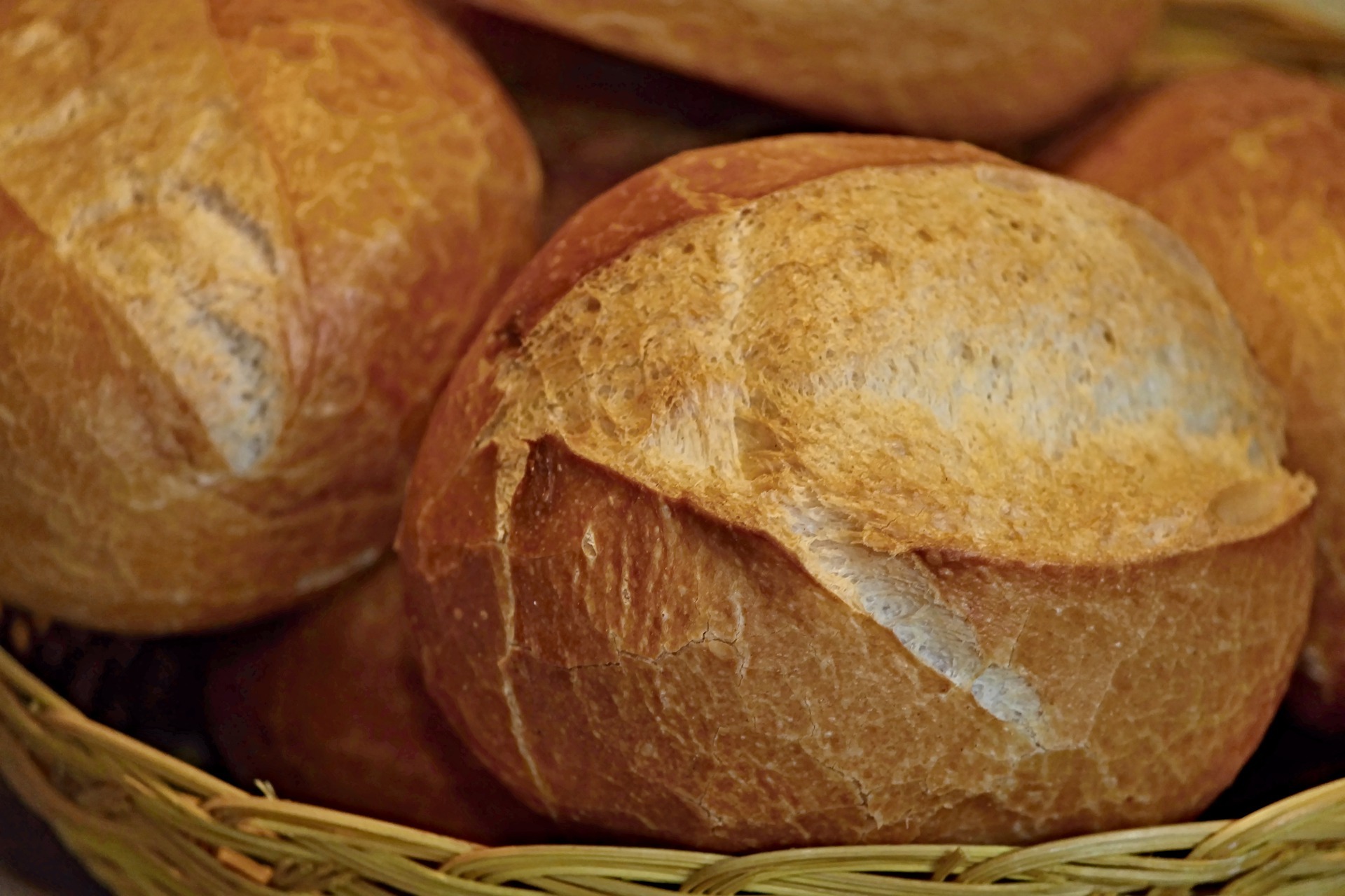 Korb mit Brötchen Korb mit Brötchen