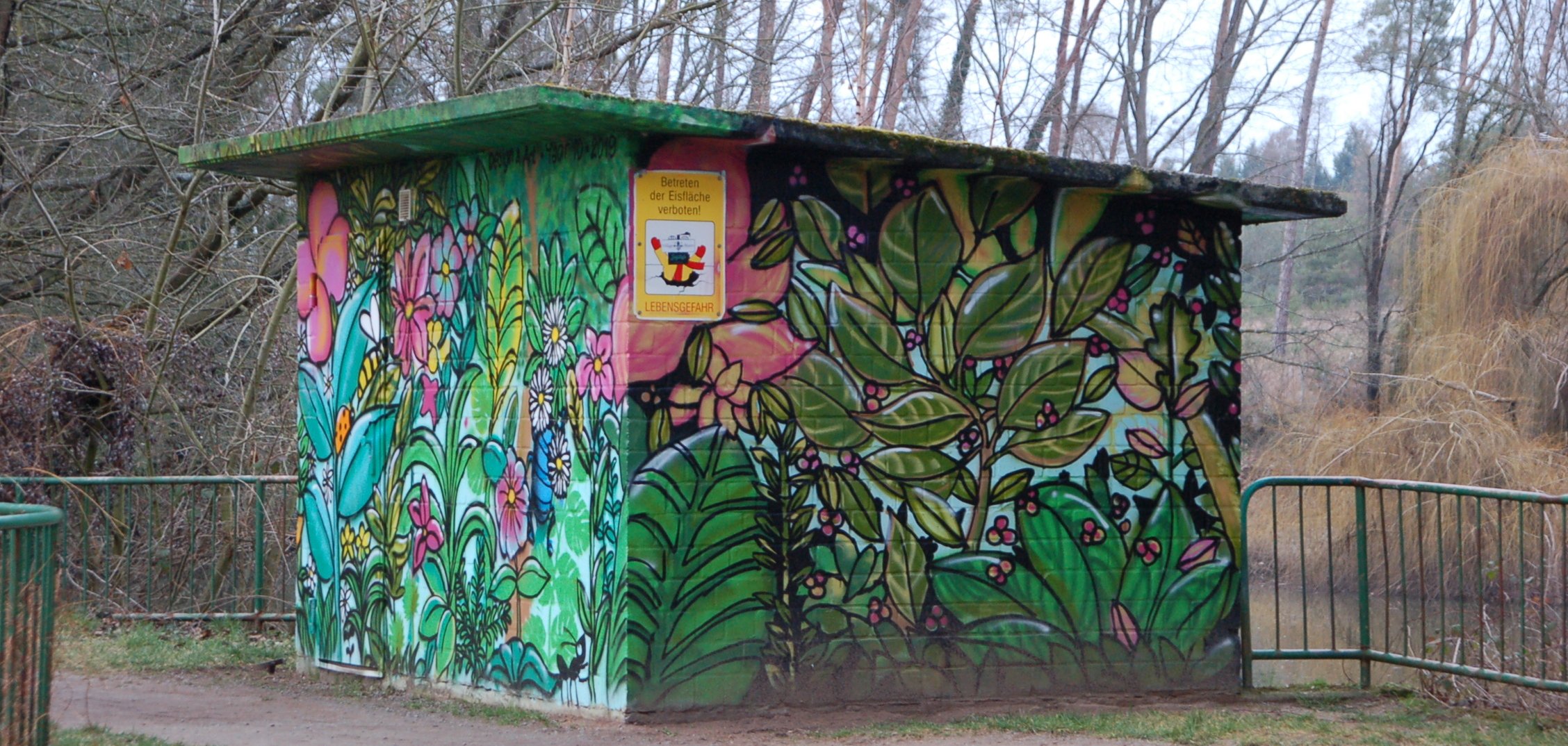 Stromhäuschen am Waldweiher mit Graffiti Stromhäuschen am Waldweiher mit Graffiti