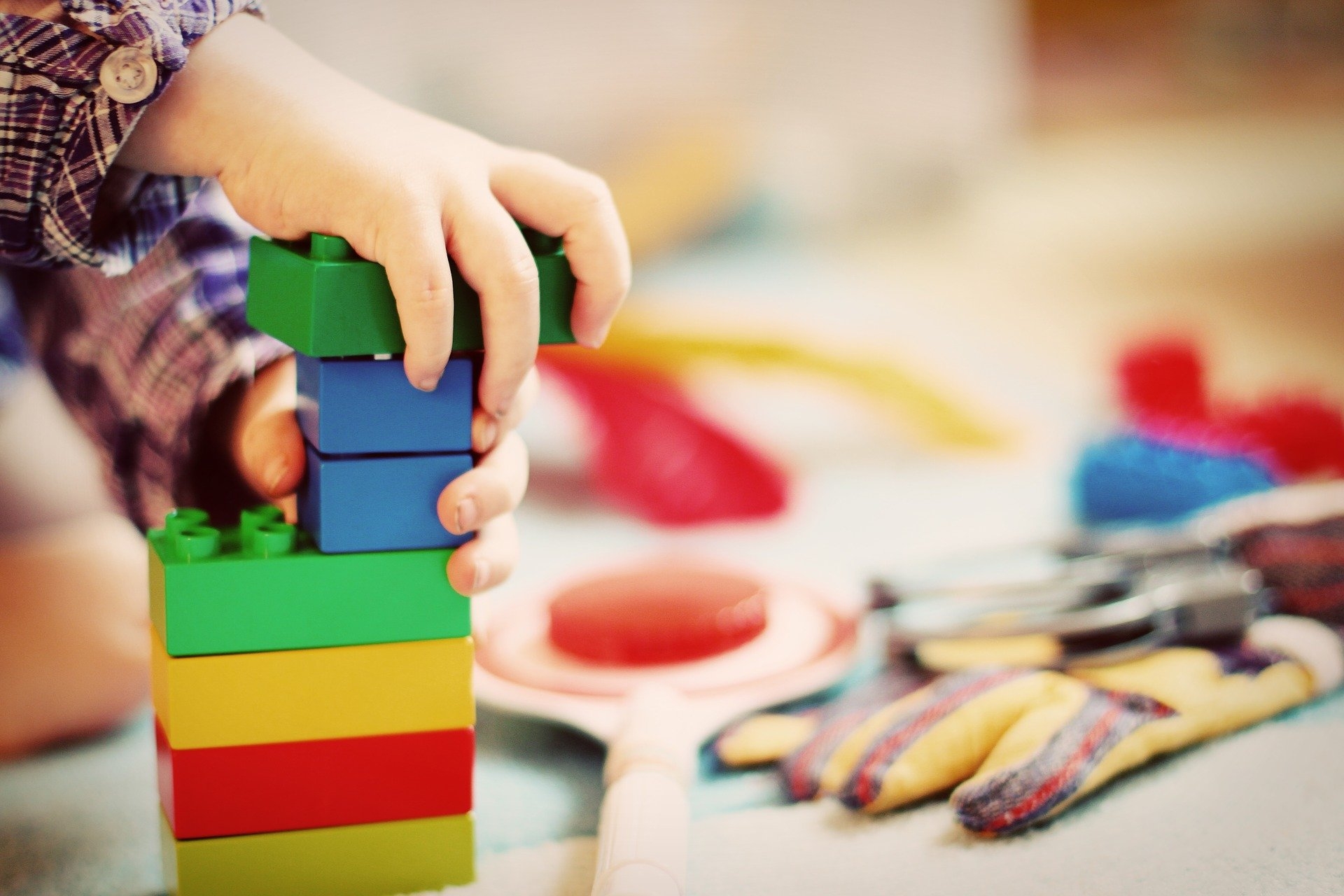 Kind baut mit Bauklötzen Kind baut mit Bauklötzen