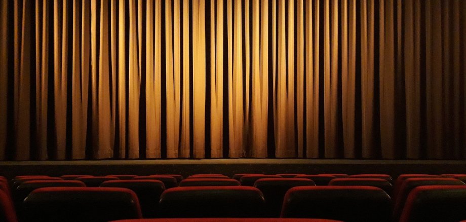 Kinosaal mit Vorhang und Kinoreihen