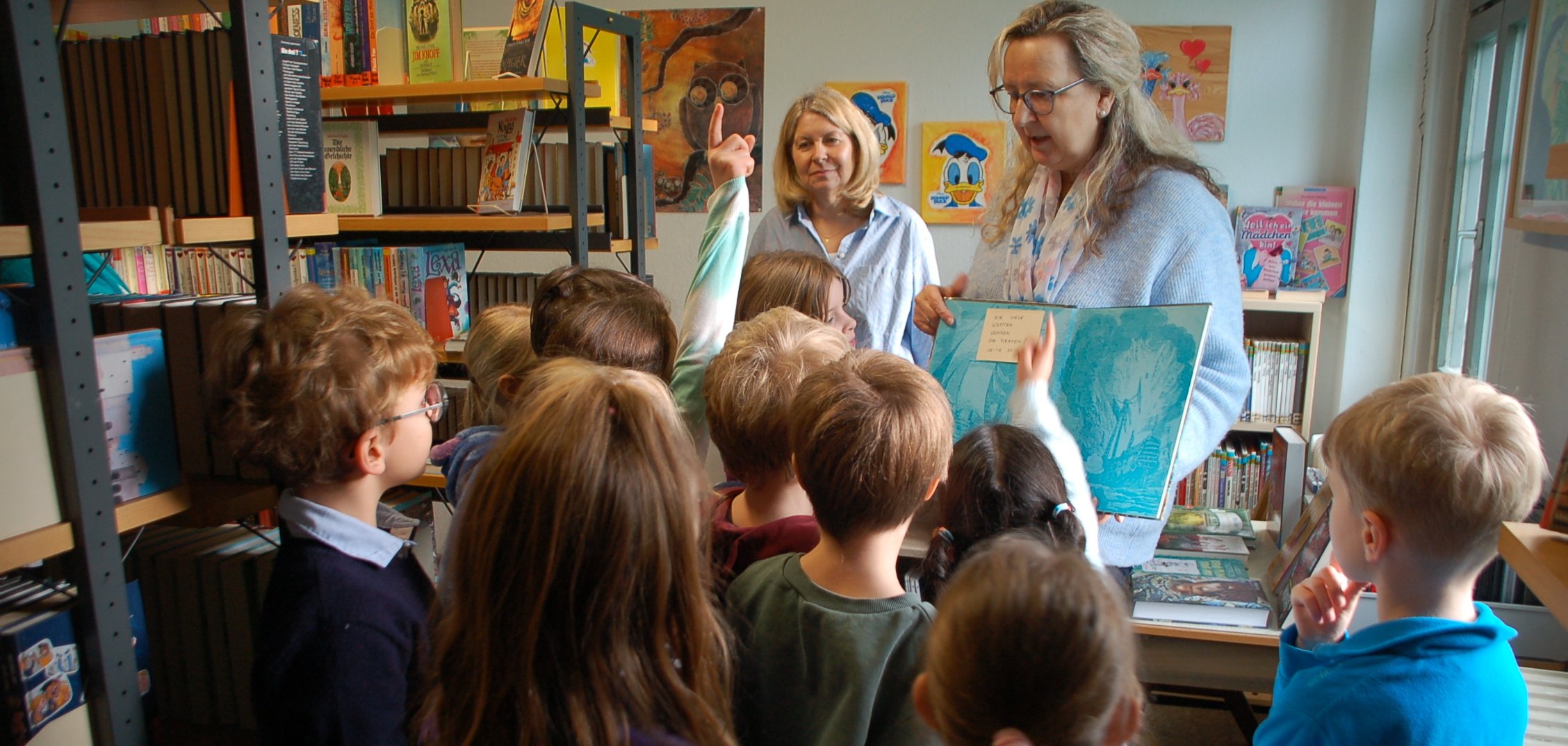 Kinder der Tannenbergschule als Kulturpiraten in der Seeheimer Bücherei