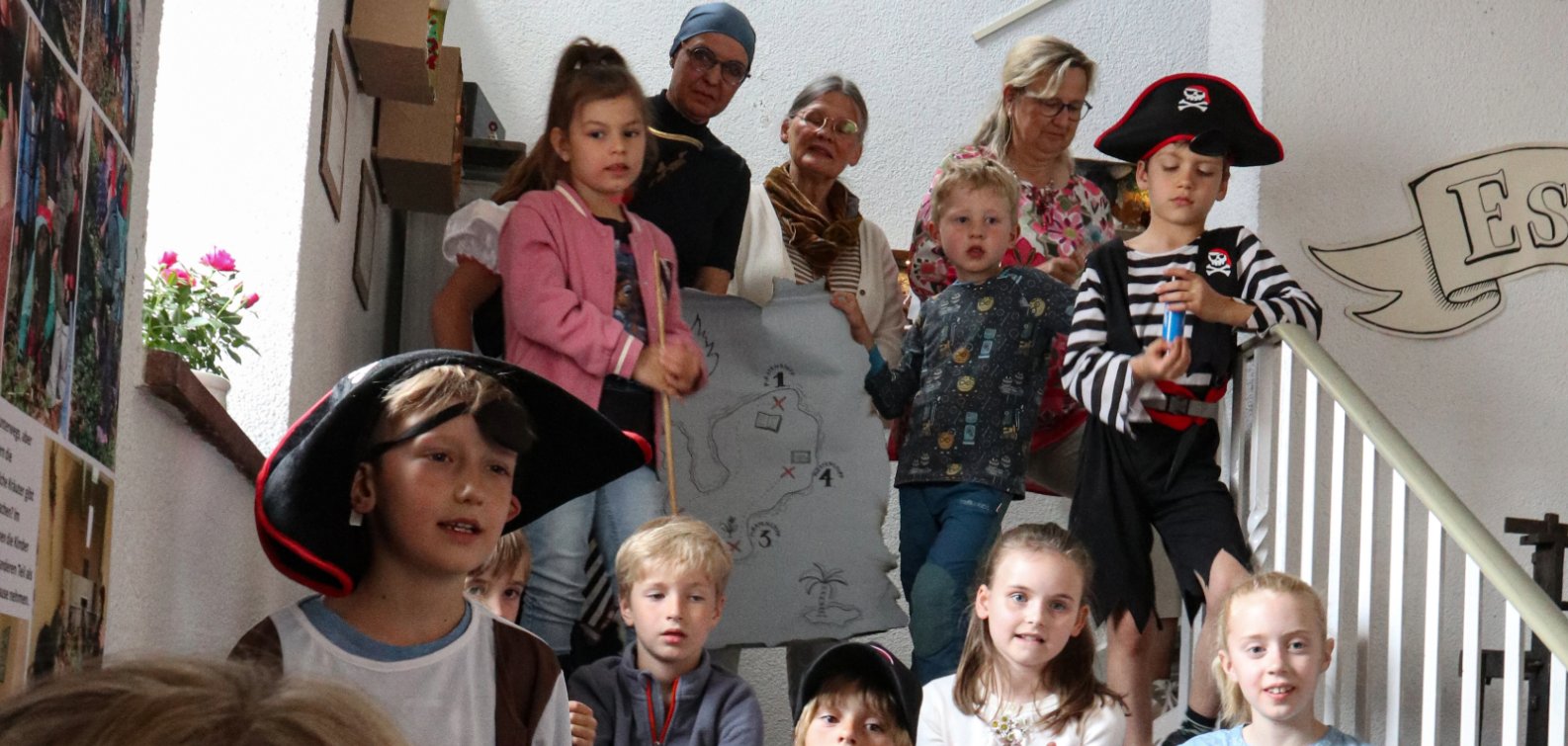 Die Kinder der Igel-Klasse in der Treppenhausgalerie im historischen Rathaus von Seeheim bei der Ausstellungseröffnung "Die Kulturpiraten sind los!" Die Kinder der Igel-Klasse in der Treppenhausgalerie im historischen Rathaus von Seeheim bei der Ausstellungseröffnung "Die Kulturpiraten sind los!"