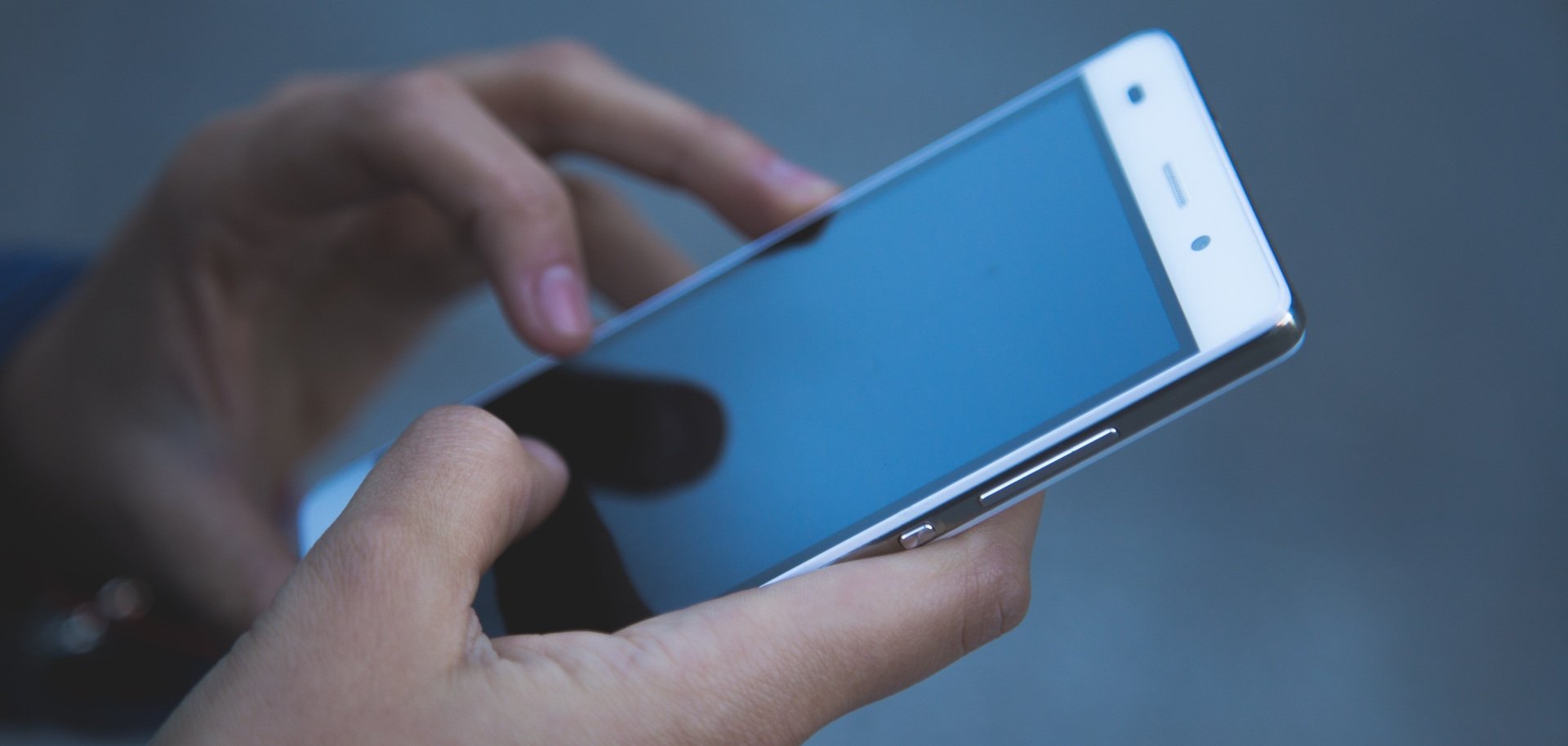 Hand mit Mobiltelefon