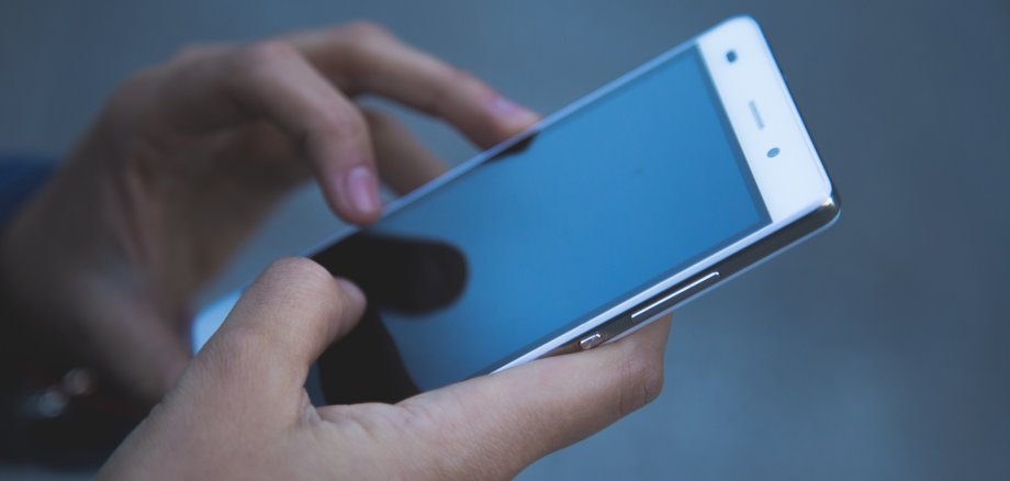 Hand mit Mobiltelefon Hand mit Mobiltelefon