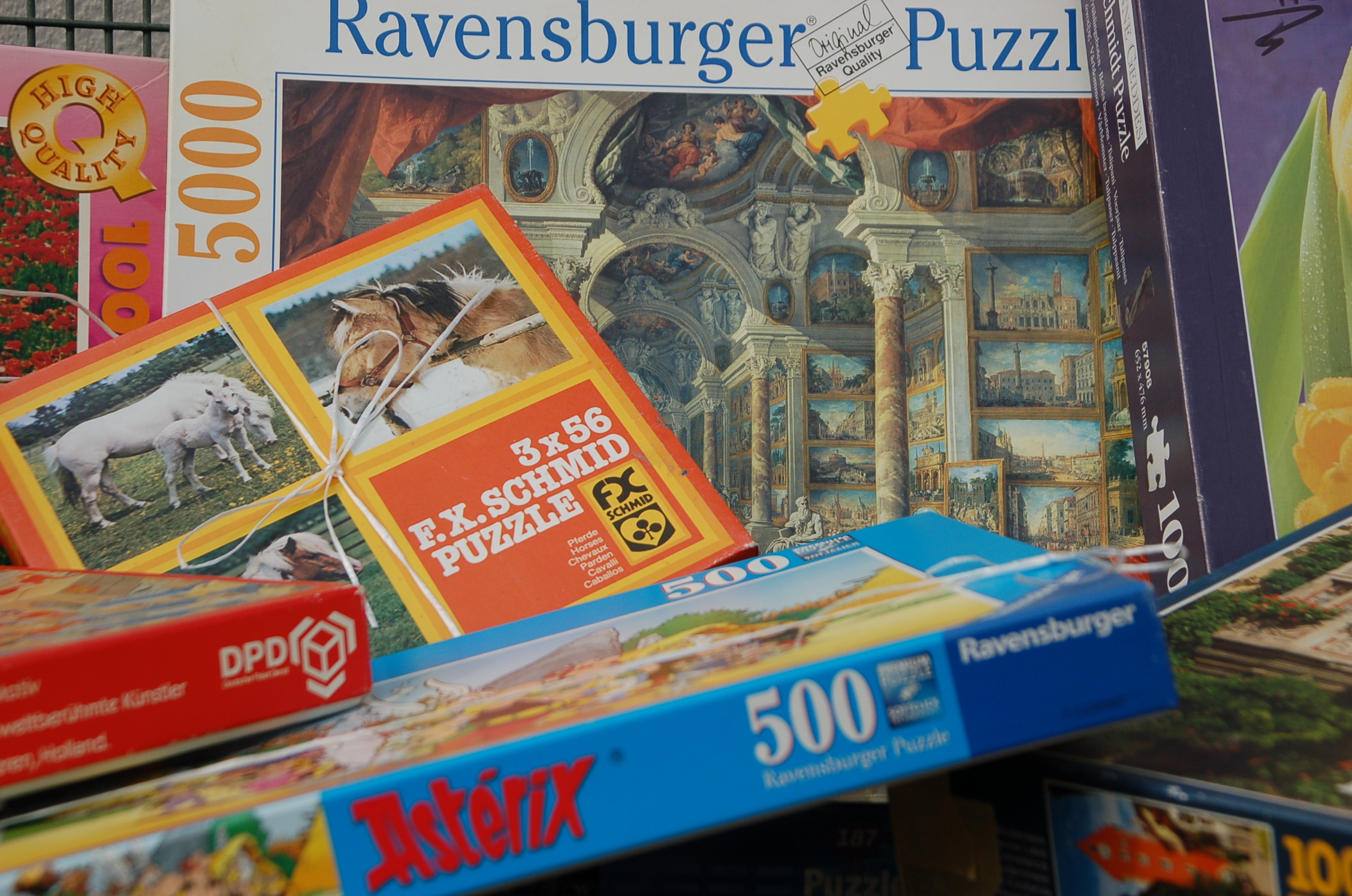 Blauer Sack mit Müll und Müllkralle