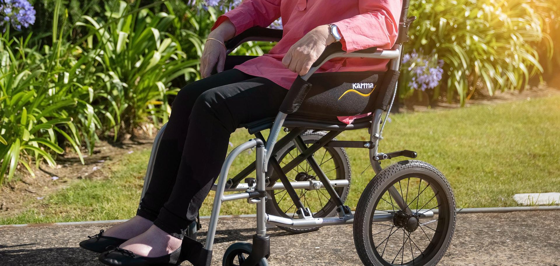 Alte Frau im Rollstuhl Alte Frau im Rollstuhl