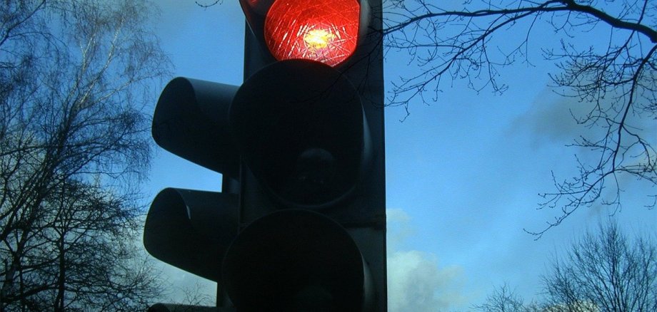 Ampel mit rotem Leuchtzeichen