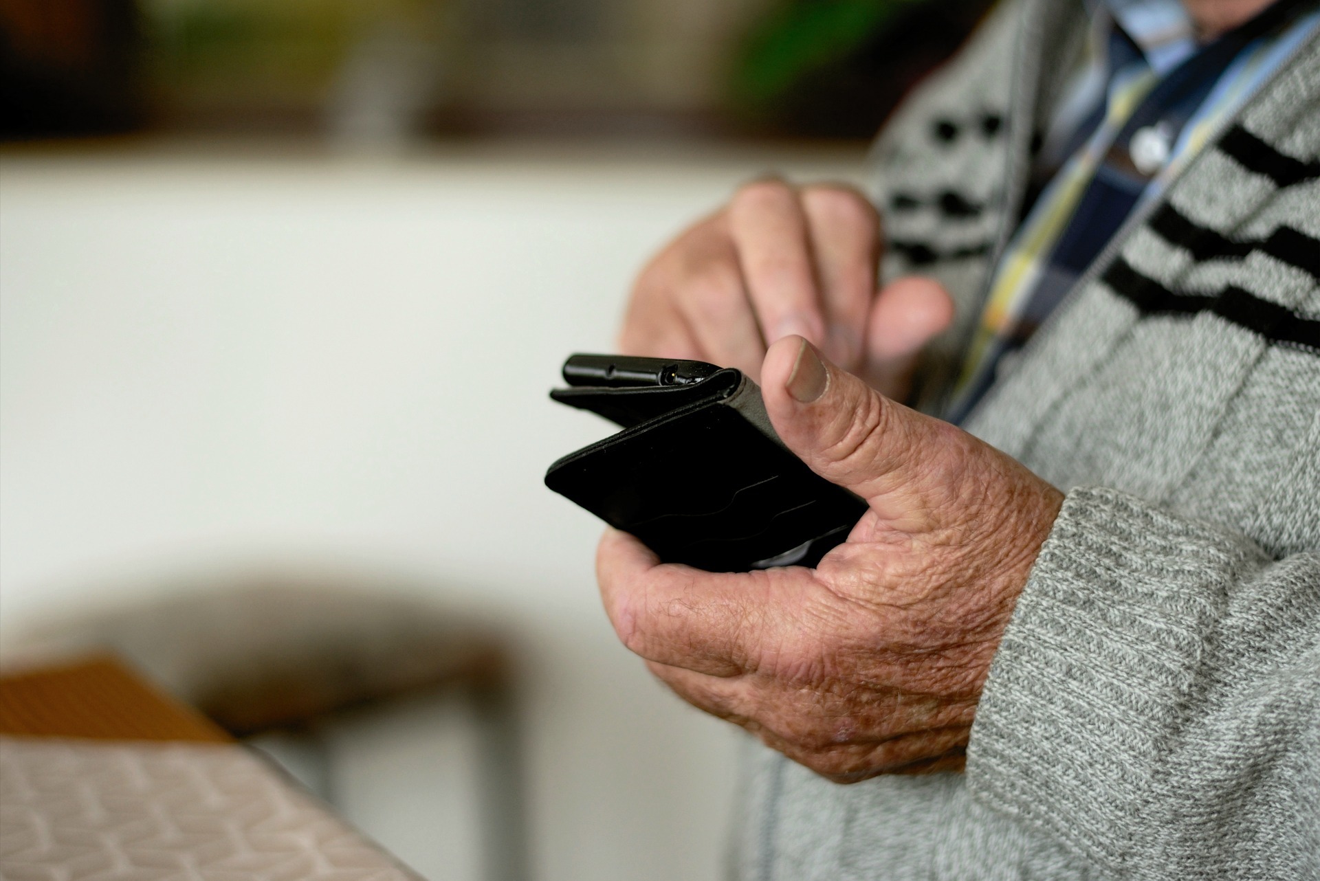 Senior mit Handy Senior mit Handy