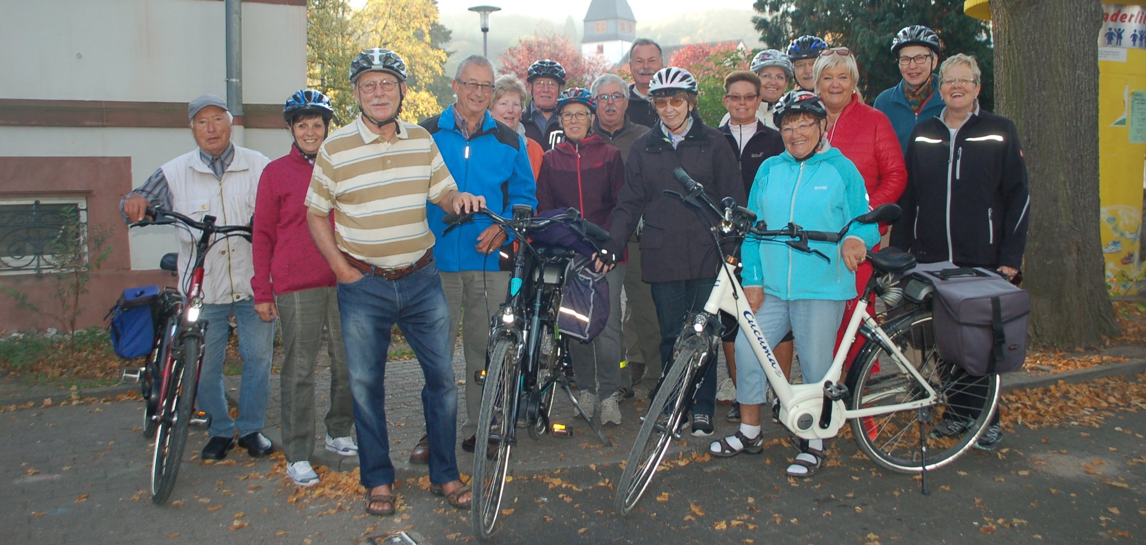 Seniorengruppe mit Fahrrädern