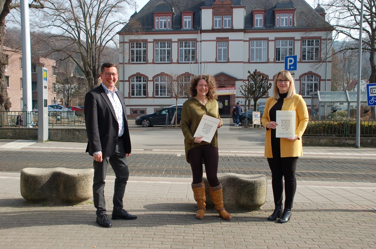 Bürgermeister mit zwei Mitarbeiterinnen vor Rathaus