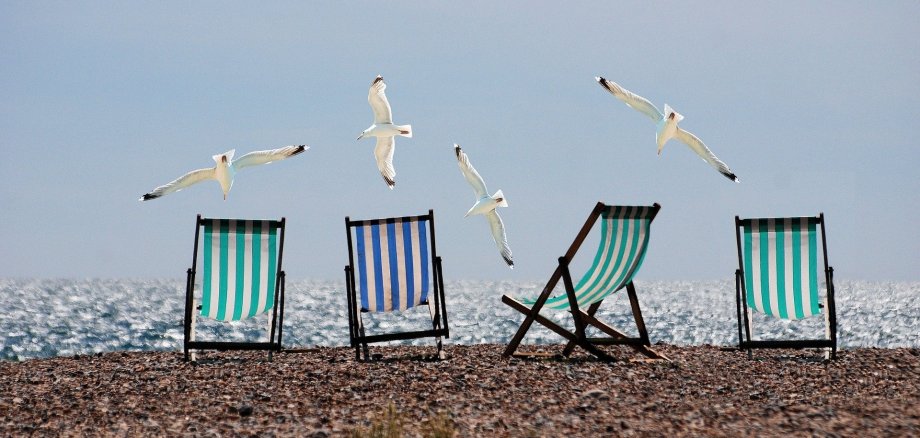 Liegestühle am Strand