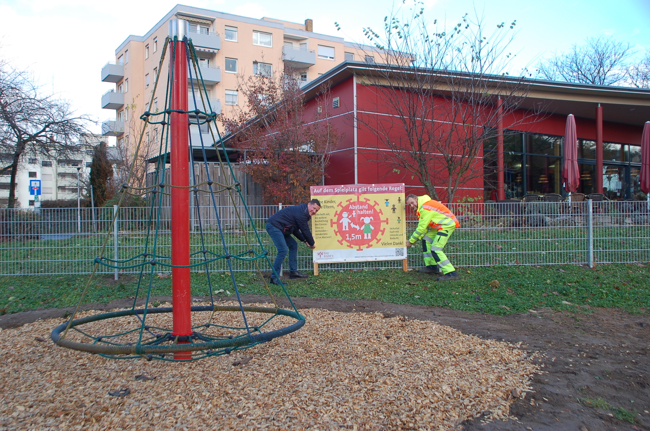 Spielplatz mit Bürgermeister und kommunalem Spielplatzbeauftragten