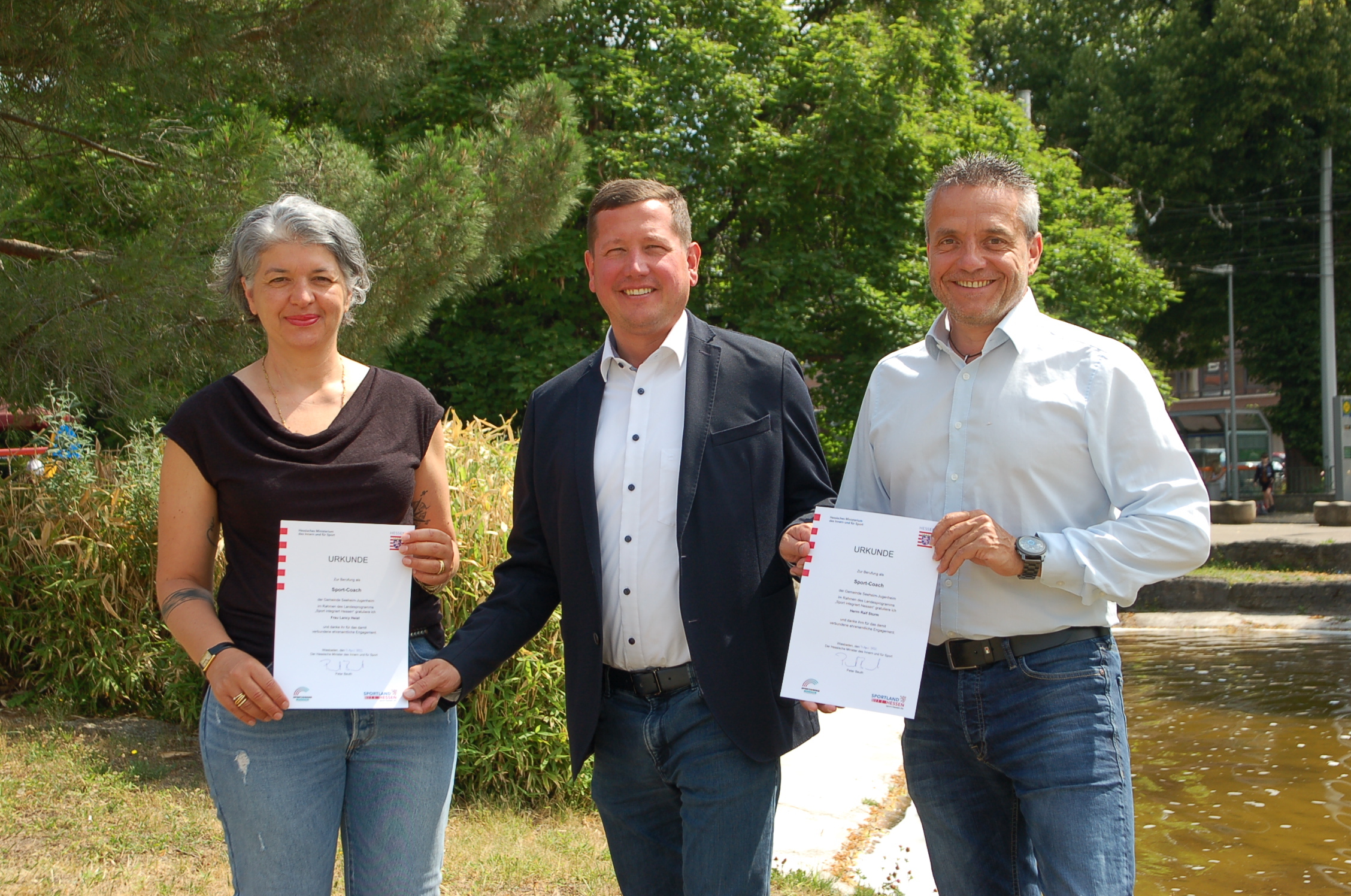 Die beiden Sport-Coaches in der Gemeinde gemeinsam mit dem Bürgermeister