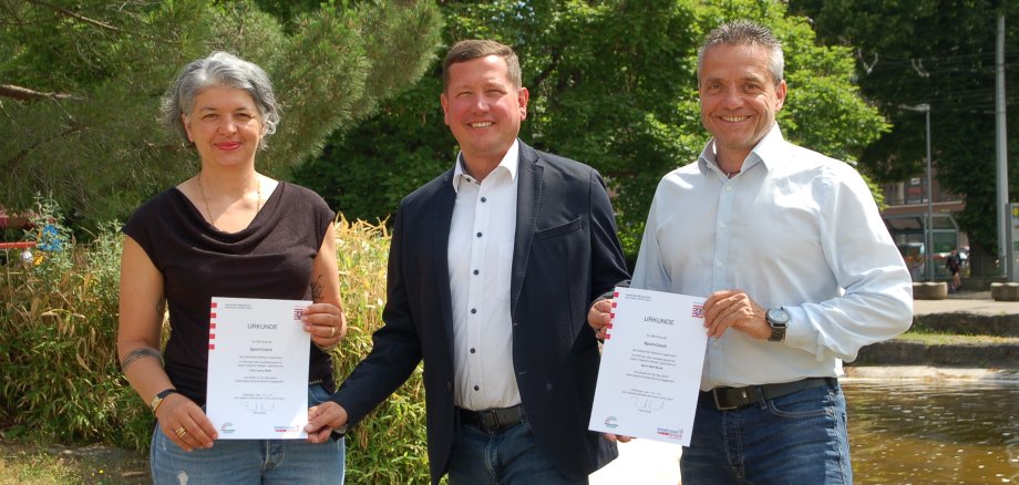 Die beiden Sport-Coaches in der Gemeinde gemeinsam mit dem Bürgermeister