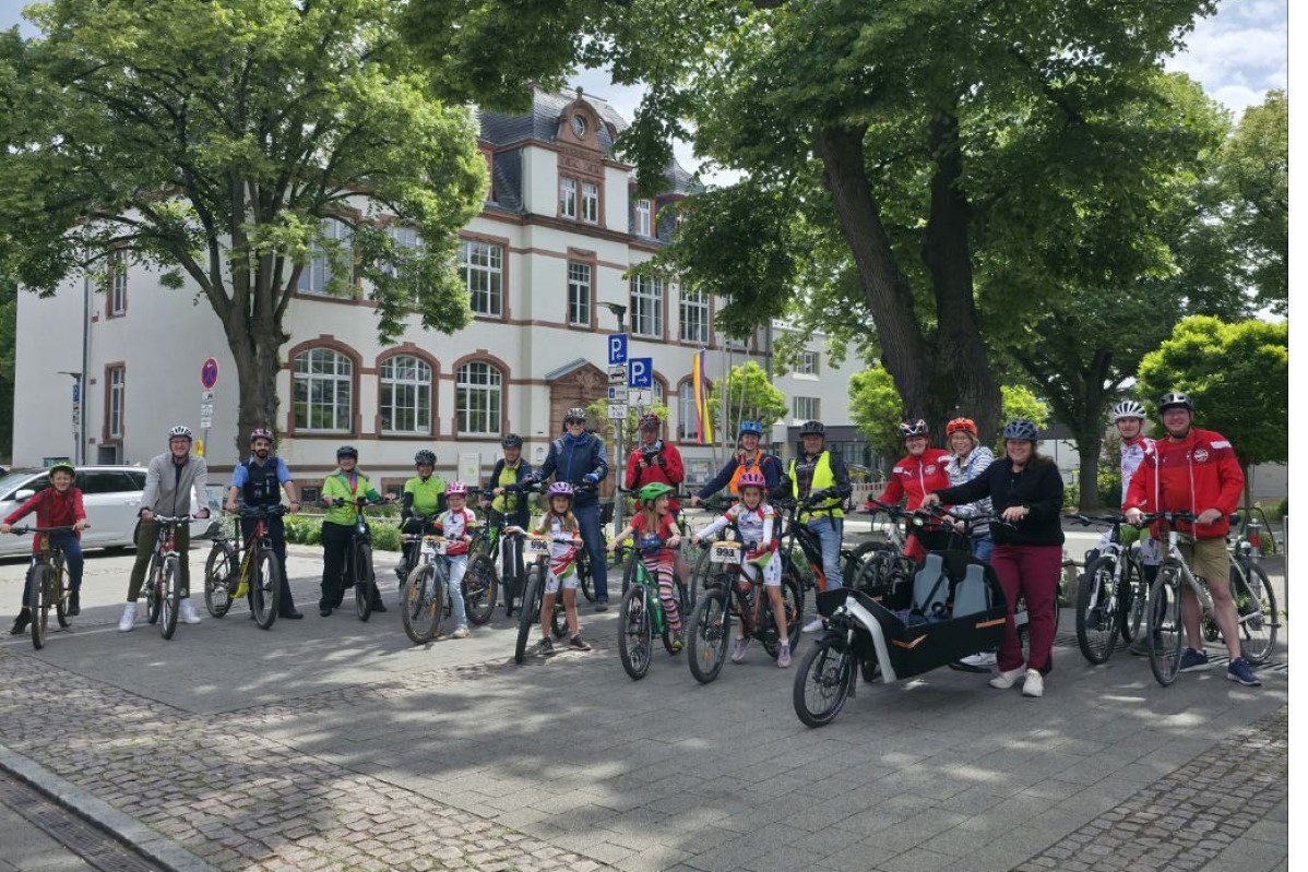 Gruppe mit Fahrradfahrern vor dem Rathaus in Seeheim zum Auftakt von Stadtradeln 2025 Gruppe mit Fahrradfahrern vor dem Rathaus in Seeheim zum Auftakt von Stadtradeln 2025