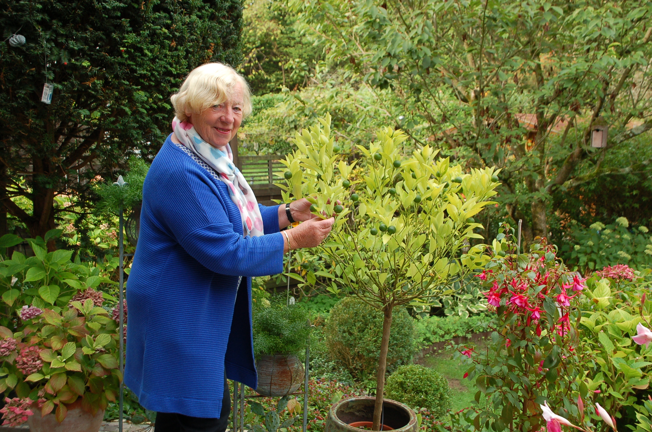 Marianne Bimczok in ihrem Garten Marianne Bimczok in ihrem Garten