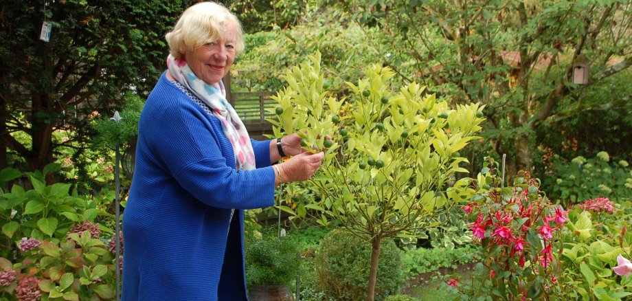 Marianne Bimczok in ihrem Garten