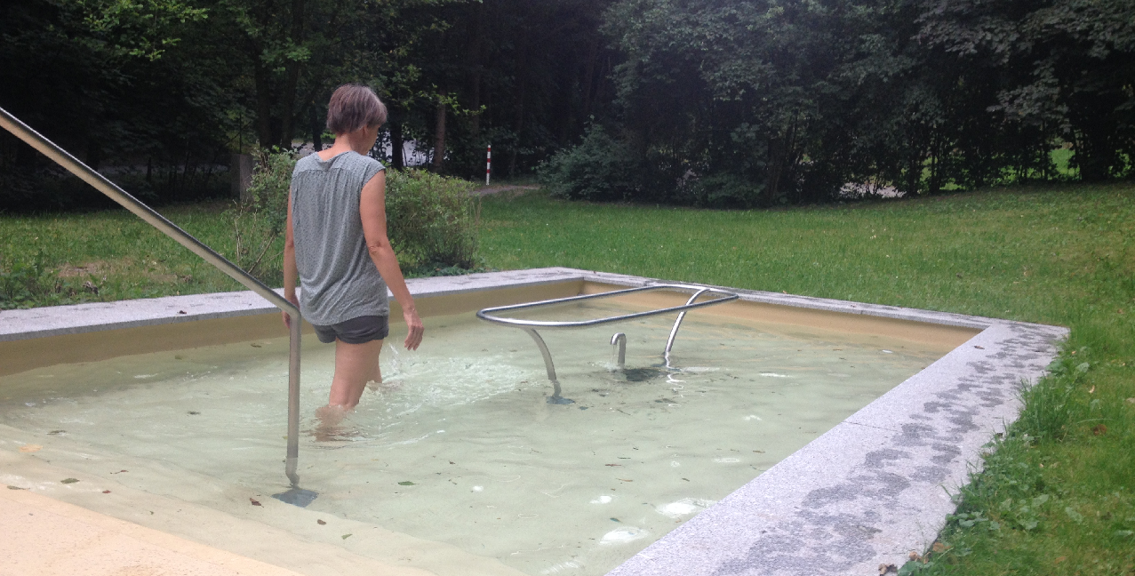 Frau beim Kneippen im Wassertretbecken Frau beim Kneippen im Wassertretbecken