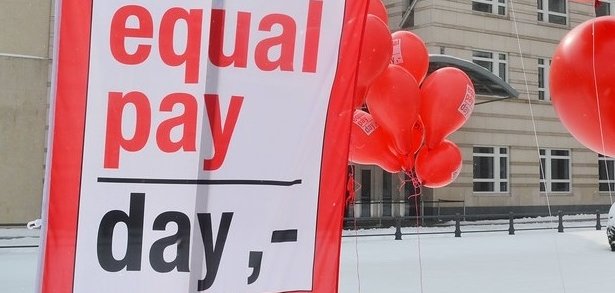 Equal Pay Day Equal Pay Day Fahne vor Gebäude