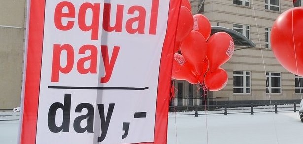 Equal Pay Day Fahne vor Gebäude