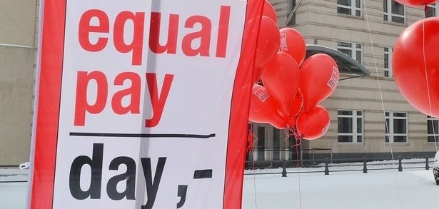 Equal Pay Day Fahne vor Gebäude