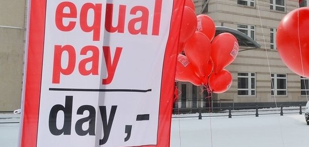 Equal Pay Day Fahne vor Gebäude