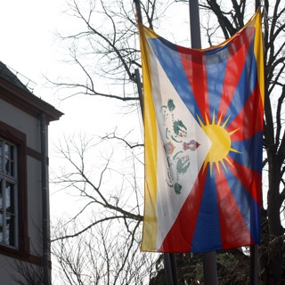 Tibetflagge gehisst vor dem Rathaus