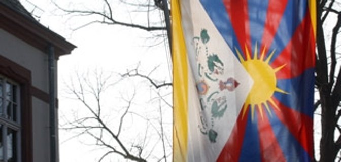 Tibetflagge gehisst vor dem Rathaus