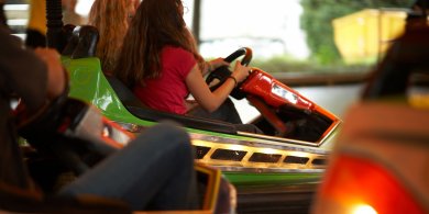 Jugendliche beim Autoscooter-Fahren
