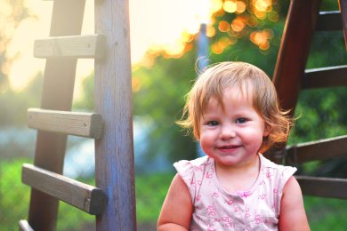 kleines Mädchen Mädchen lächelnd im Kindergarten