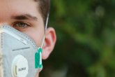 Junger Mann mit medizinischer Maske