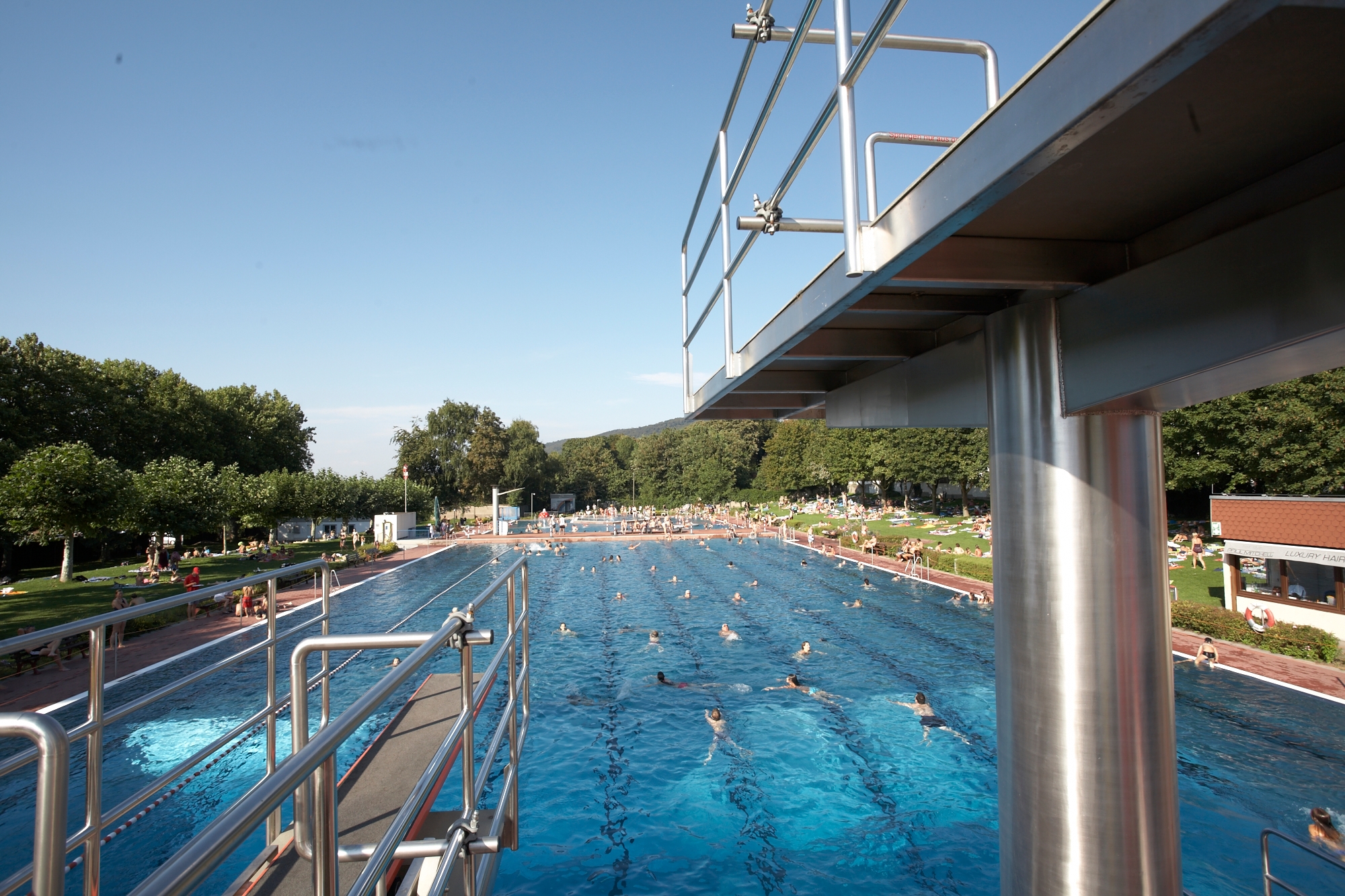 Freibad Schwimmbecken mit Sprungturm