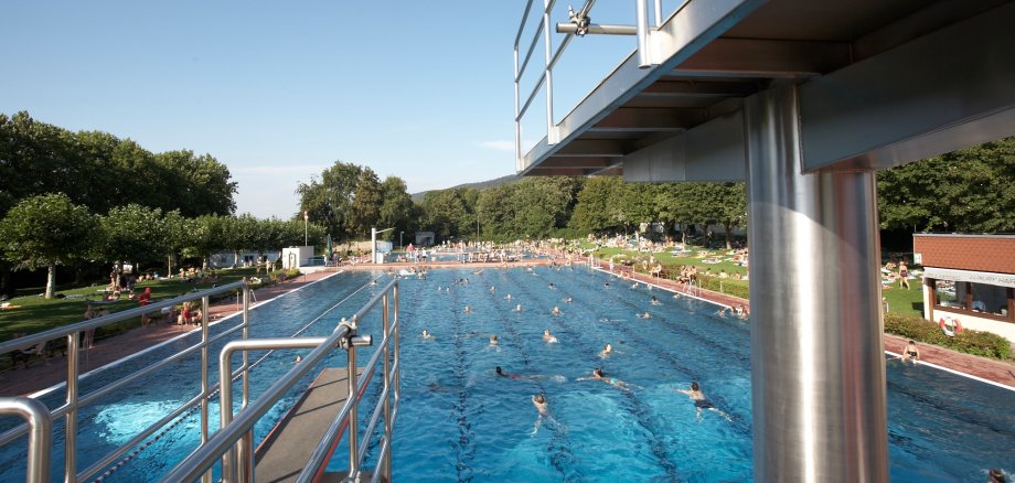 Schwimmbecken mit Sprungturm