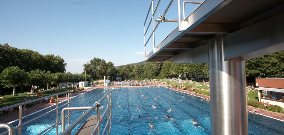 Schwimmbecken mit Sprungturm