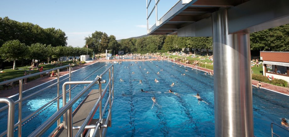 Freibad Schwimmbecken mit Sprungturm