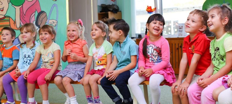 Kinder sitzen auf einer Bank