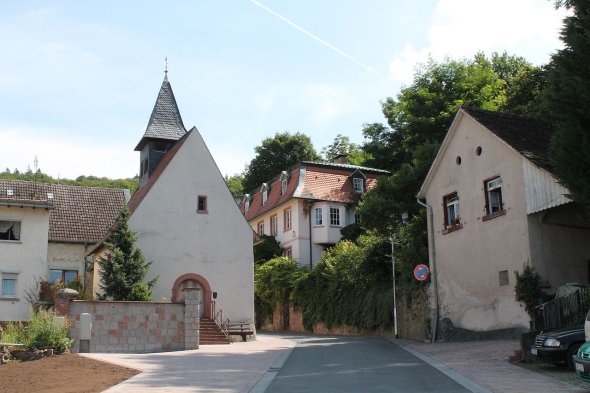 Kirche Malchen Kirche in Malchen und andere Häuser im Ortskern