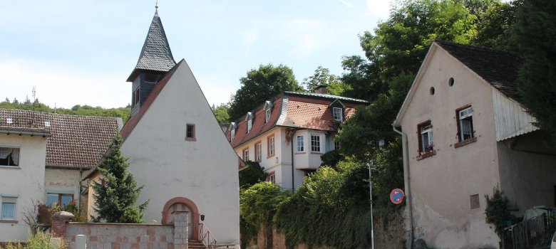 Kirche in Malchen und andere Häuser im Ortskern