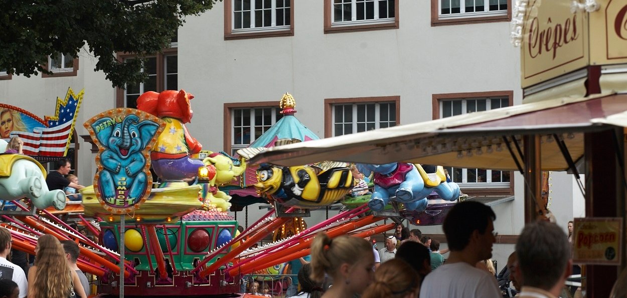 Kirmess am Rathaus in Seeheim mit Fahrgeschäften