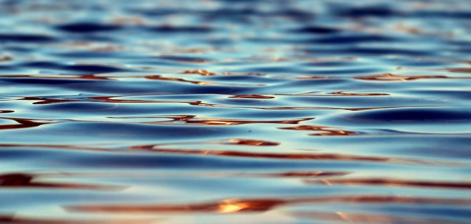 leicht gekräuselte Wellen im Wasser