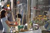 Einkaufsgeschäft Mädchen vor Einkaufsgeschäft in Jugenheim