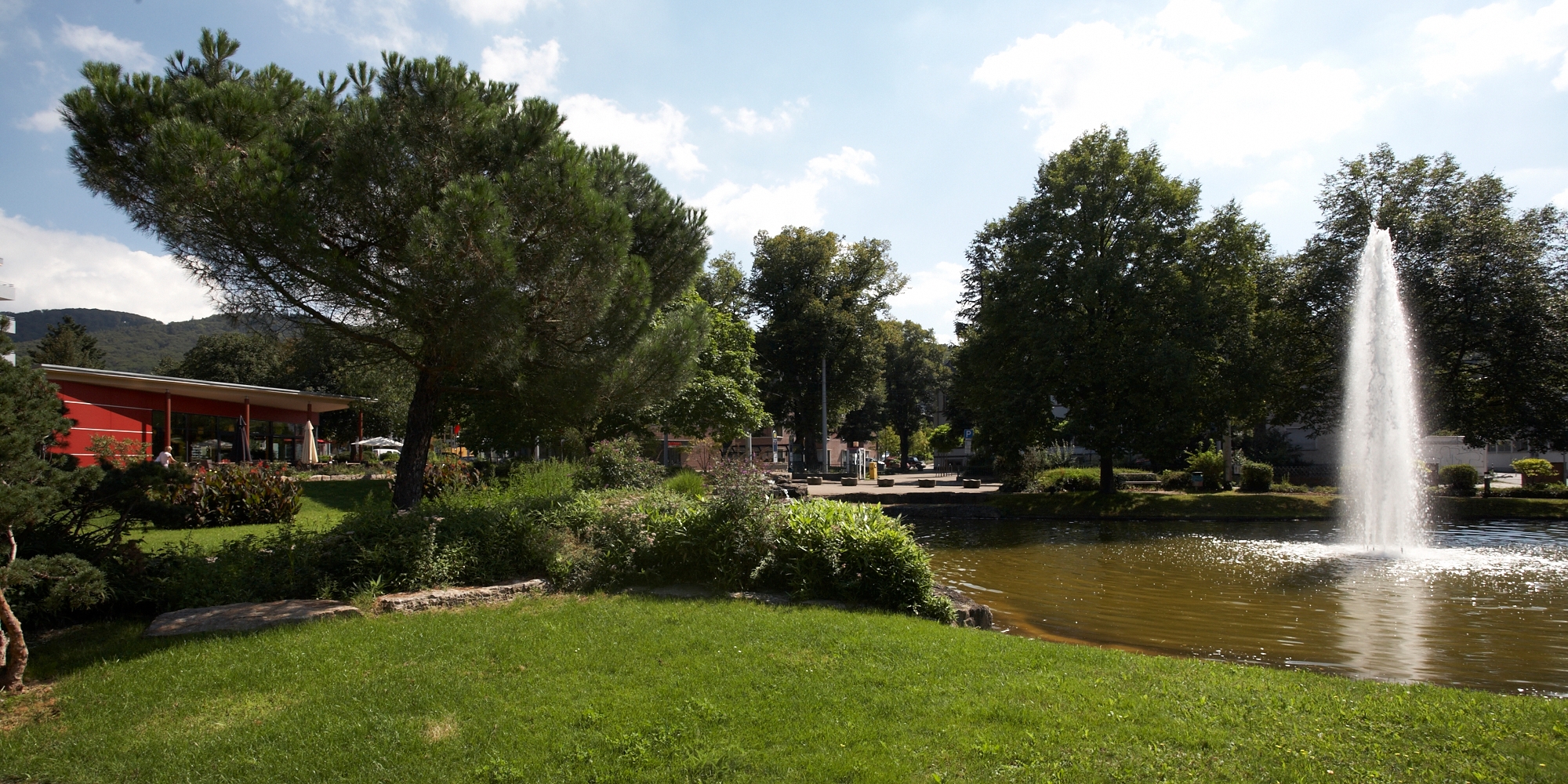 Villenave d´Ornon Platz Blick auf den Springbrunnen mit Teich am Villenave d´Ornon Platz