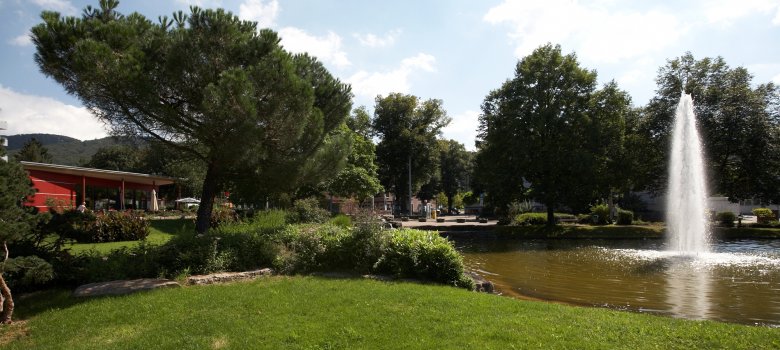 Blick auf den Springbrunnen mit Teich am Villenave d´Ornon Platz