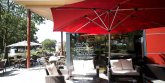 Gaststätte Außenbereich einer Gaststätte am Villenave d´Ornon Platz